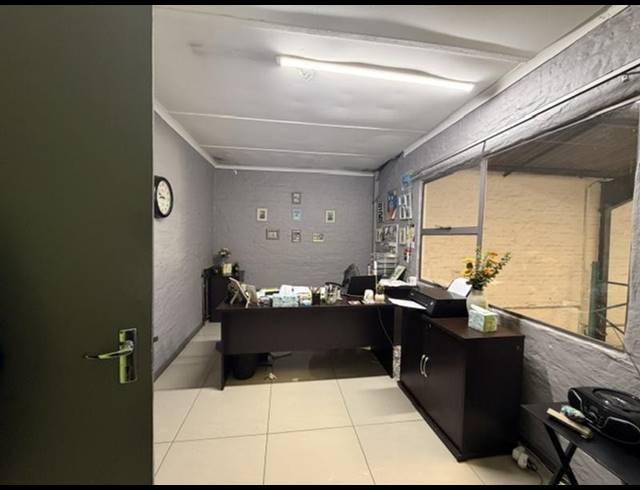 INDUSTRIAL PROPERTY TO RENT IN NORTH END